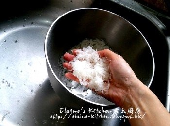 step5: 渣乾手份放入大碗內(渣出來的蘿蔔水留用)