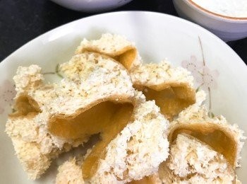 step3: 將豆腐卜剪開一個缺口，然後輕輕手將佢反轉。