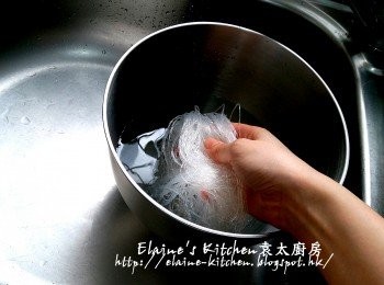 step1: 粉絲放入大碗內 , 加水浸過面靜待30分鐘至軟身 , 盛起瀝乾水份