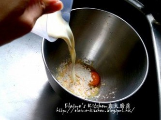 step1: 雞蛋打入大碗內 , 加入吉士粉 , 麵粉 , 100ml鮮奶拌勻至冇粉粒