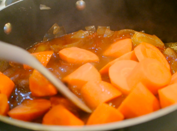 step7: 煮了頭1小時後可加入甘荀