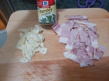step1: 煙肉切粒，蒜頭切薄片