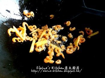 step4: 燒紅鑊 , 放入蝦米及薑絲拌勻炒香