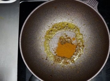 step6: 原鍋下咖哩粉炒香，之後下洋蔥，蒜頭炒香