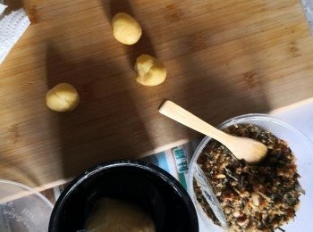 step1: 先準備好饀的材料切碎混好及搓好粉糰置雪櫃15分鐘備用