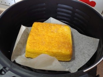 step3: 氣炸鍋200度預熱五分鐘，取出內鍋鋪上牛油紙再放進麵包氣炸五分鐘