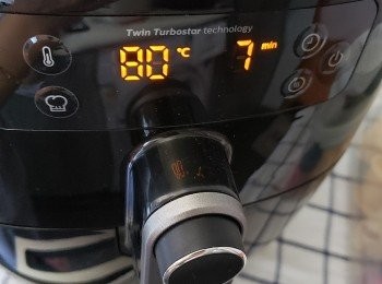 step2: 取出雞比(隔走)多餘(醃汁)放在氣炸鍋上,
《以80'c 先氣炸7min 》