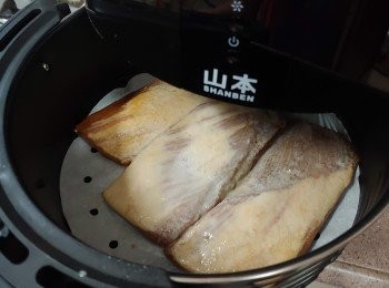 step4: 將肉反轉(有脂肪一面向上)；在肉上噴小許油;  調較至200度氣炸10分鐘至肉熟透微焦便完成