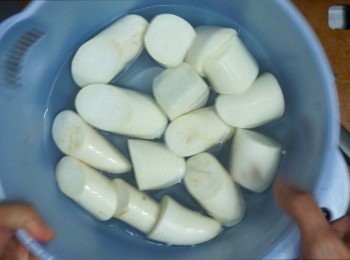 step3: 甘筍洗淨去皮，切大塊
秋葵洗淨，中間切一刀（看看有沒有蟲蟲）
蕃茄洗淨去蒂，切大塊
白茄子洗淨去皮，切大塊，先浸水備用（不然無變黑）