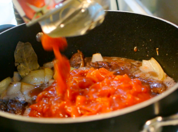 step6: 加入罐頭蕃茄，大火煮滖後，蓋上後轉細火煮2－3小時（按個人喜歡的牛肉質感而定）