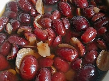 step2: 隔出紅棗水。