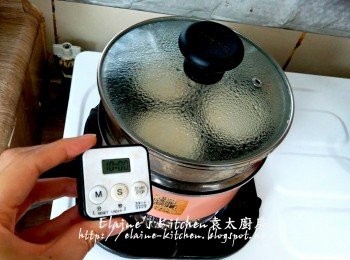 step15: 隔水用中火蓋上蓋蒸10分鐘 , 蒸好待涼20分鐘 , 直至西米湖用完