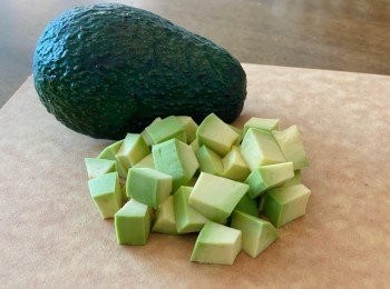 step2: 牛油果切粒，榨一點檸檬汁，防止氧化變色。注意做沙拉的牛油果，不要挑太熟的。