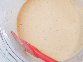 step9: 再用刮將粉粒壓至沒有粉粒。