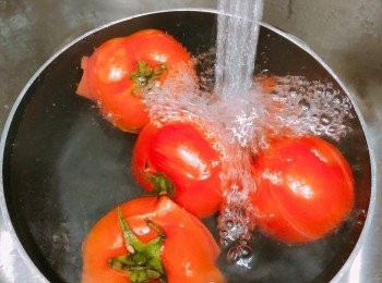 step7: 水滾煲一陣再衝凍水去就好易去到皮了
然後切粒粒