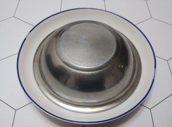 step16: 趁熱把梅菜扣肉小心倒扣在碟上便完成