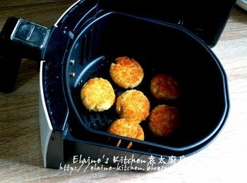 step8: 放入AF炸籃內 , 用180C 12~15分鐘至金黃色即可(如沒有AF , 可放入油鑊內 , 用筷子拌勻防黏埋一團 , 先用慢火慢慢炸至浮面及微黃色 , 盛起靜待10分鐘 , 10分鐘後將鯪魚球回鑊 , 轉中火慢慢炸至金黃色即可)