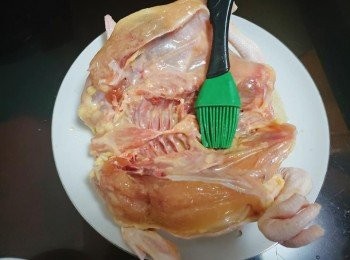 step4: 雞洗凈抹干切開，內外抹上鹽焗雞水，待15分鐘吸收后再重復以上動作直至鹽焗雞水用完。