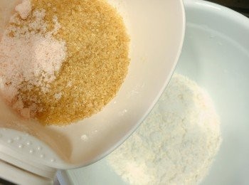 step4: 粉類過一過篩，然後同糖，鹽混合