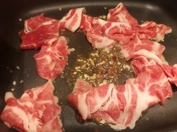 step2: 先爆香蒜蓉再炒香咸魚醬，之後加入肉片和魚露。