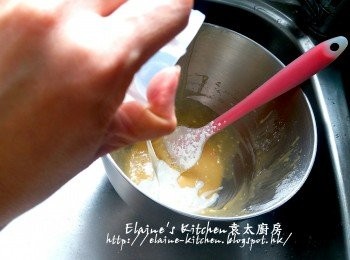 step5: 再加入餘下一半份量牛奶拌勻