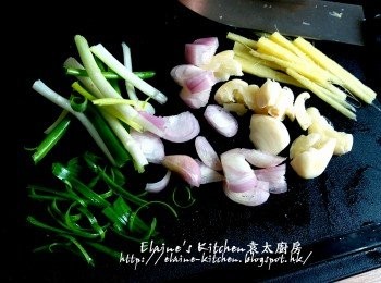 step3: 蔥切段及幼絲 , 薑去皮切絲 , 蒜頭去衣拍扁 , 乾蔥頭去衣拍碎