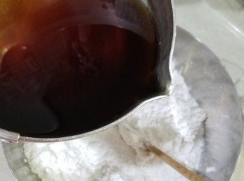 step5: 再將凍左的糖水分3次落去d粉度