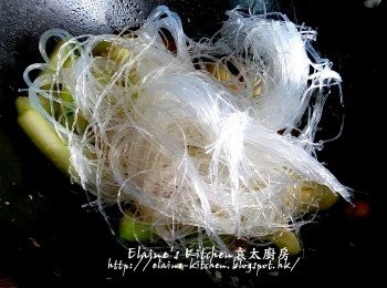 step7: 加少許胡椒粉調味 , 加入粉絲拌勻
