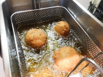 step5: 放入熱油鑊（約170度C），炸約9分鐘即成！