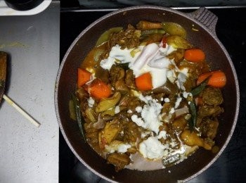 step8: 之後下其他蔬菜及雞，加蓋多煮10－15分鐘
下<span class="group_3">調味料</span>炒勻，試味後ok，就可以下乳酪炒勻即成