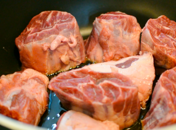 step2: 大火熱鍋，落橄欖油，將牛展表面切至金黃後拿出