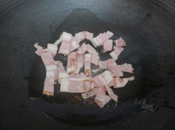 step3: 開中火。趁鍋未熱倒入1茶匙橄欖油和煙肉，將煙肉煮熟至出油。