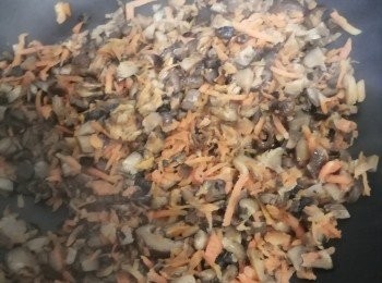 step1: 香菇切粒
甘筍刨絲
白蘿蔔刨係

用椰子油加喜馬拉亞山鹽
洋蔥蒜薑黃粉加一杯水炆煮至軟