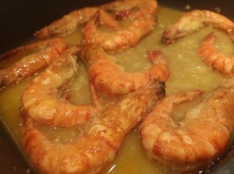 step5: 將大蝦同上湯淋上蝦子麵上，即完成。