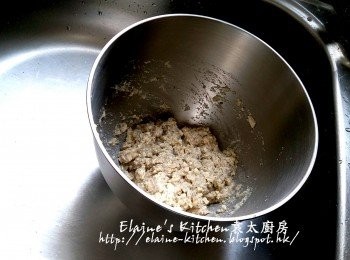 step2: 用手將材料來回撻廿多下 , 蓋上保鮮紙放入雪櫃冷藏30分鐘