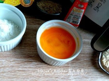 step1: 雞蛋打成蛋液
