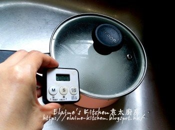 step6: 用中火煮滾後再拌一拌勻西米以免黏底 , 熄火蓋上蓋焗20分鐘