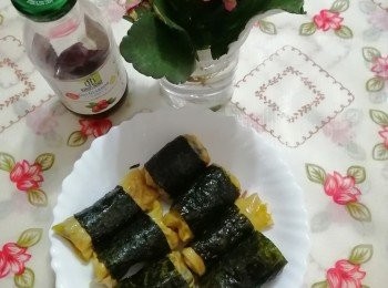 step3: * 加極少量岩鹽黃薑粉薑粉
用椰子油煎香春卷