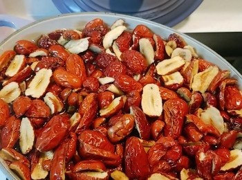 step1: 紅棗去核，放入鍋中，加入水，滾起後轉小火加蓋煮30分鐘，熄火焗1小時或以上。( 我會整煲放涼後放入雪櫃一晚)