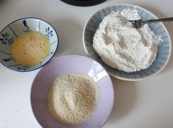 step3: 預備中筋麵粉(加入鹽和黑胡椒粉調味)、雞蛋液和麵包粉