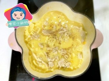 step6: 加入鹽同黑椒調味。