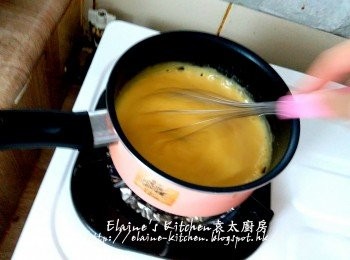 step3: 用中火煮至牛油溶化 , 加入之前的雞蛋吉士糊 , 用慢火一路拌勻一路慢慢煮至杰身