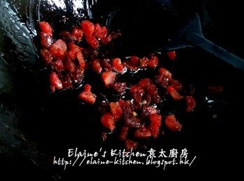 step9: 將臘腸粒 , 潤腸粒放入鑊中爆香至出油