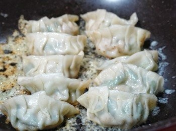 step5: 開小火，將車打芝士碎平均放在平底鍋上，馬上排入煎餃，芝士邊緣變成金黃色，便可慢慢鏟起上碟。
📝不要貪心，芝士放薄薄的一層，成網狀就好了，太多反而會不香脆。
📝用車打芝士或巴馬臣芝士都可以，多了的芝士可以用來做Pizza，下一篇食譜就會分享啊🤓
.
📝包好沒煎的餃子可放冰箱急凍，煎時不用解凍，直接放到鍋上，酌量加多點水及多煮1分鐘便成。