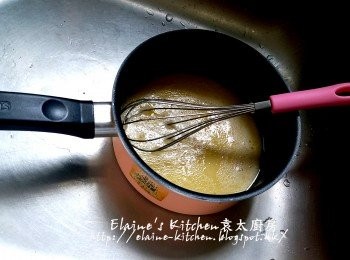 step2: 煲內放入45g砂糖 , 牛油 , 花奶及餘下的150ml鮮奶拌勻