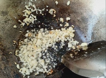 step1: 油热加入蒜爆香