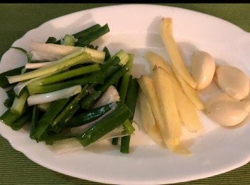 step2: 5片薑 。5棵蔥，洗淨切段。3瓣 蒜。