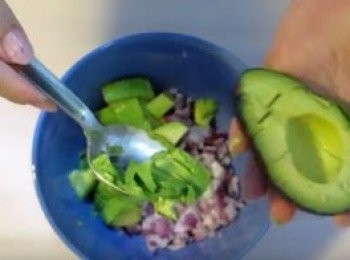 step3: 牛油果去核後界開成格仔狀, 用湯匙刮落大碗