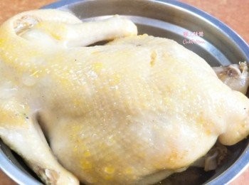 step4: 材料
三黃雞 一隻
薑 一大塊
蔥 十條


調味料
鹽焗雞粉 一包

做法
1. 先將雞洗淨抹乾水。
2. 用鹽焗雞粉塗勻雞隻全身,醃一夜。
3. 將部份薑蔥放入雞肚內,其餘 薑蔥放在碟上,再將雞放上。
4. 明火,將雞蒸30分鐘即可。