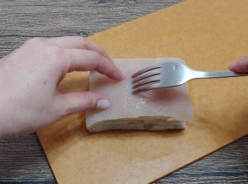 step5: 於五花腩皮上刺滿小洞